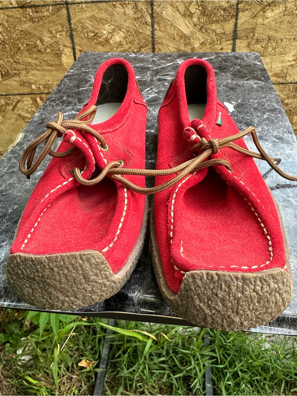 Men's Red Suede Chukka Boots with Contrast Stitching